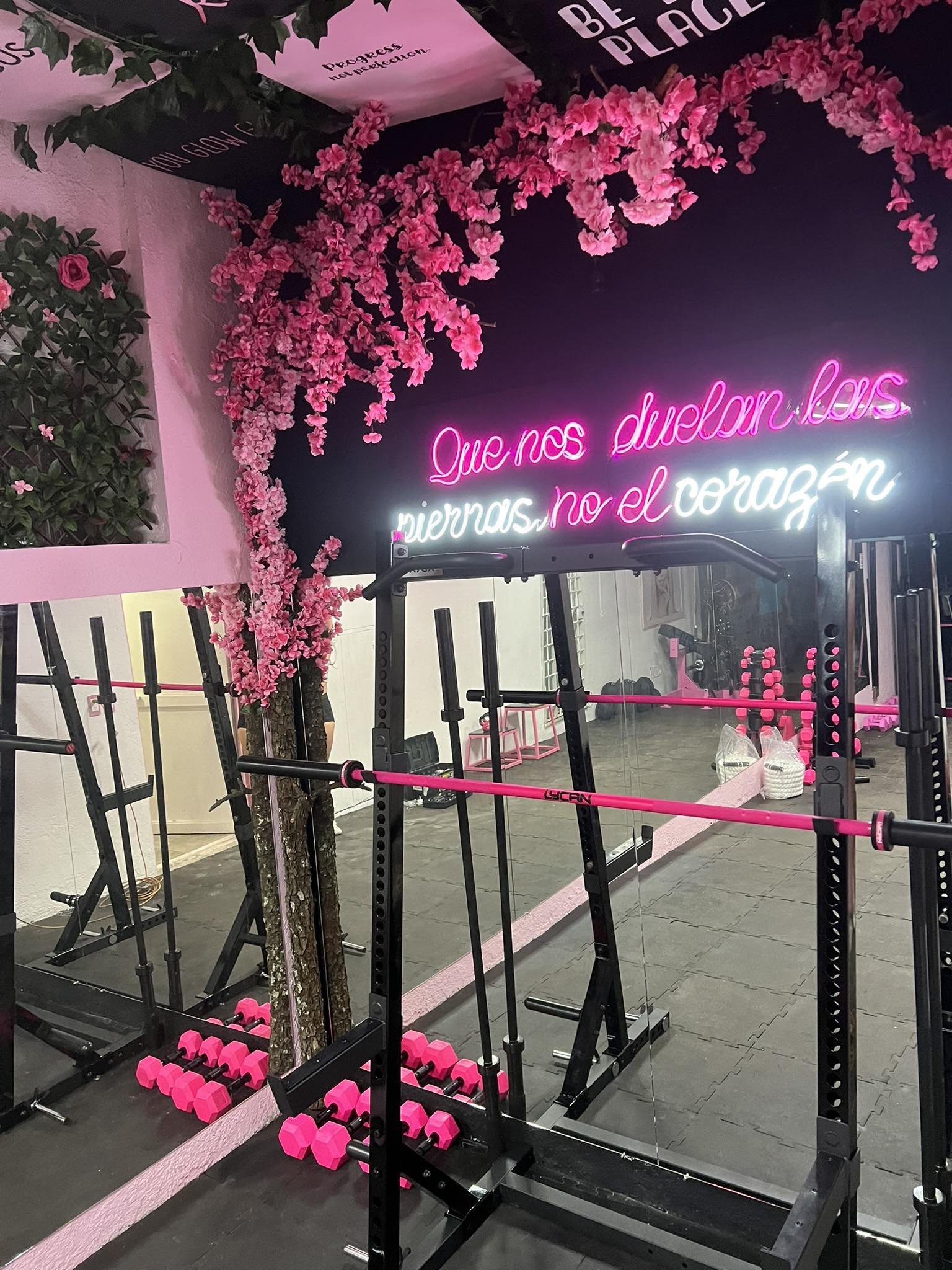 Interior del club Barbie Fit con equipo de entrenamiento